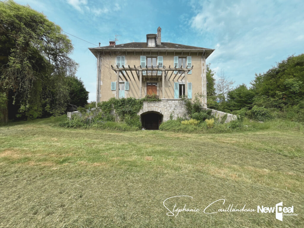 Grande maison de maître sur les hauteurs de Chambéry (limite Sonnaz) au calme avec vue dégagée – 8 pièces – 6 chambres – 213 m²