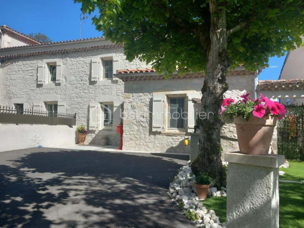 PROPRIETE DE VILLAGE EN PIERRE – PROCHE NERAC- 3 CHAMBRES- MEZZANINE- JARDIN- CLOITRE – 5 pièces – 3 chambres – 181 m²