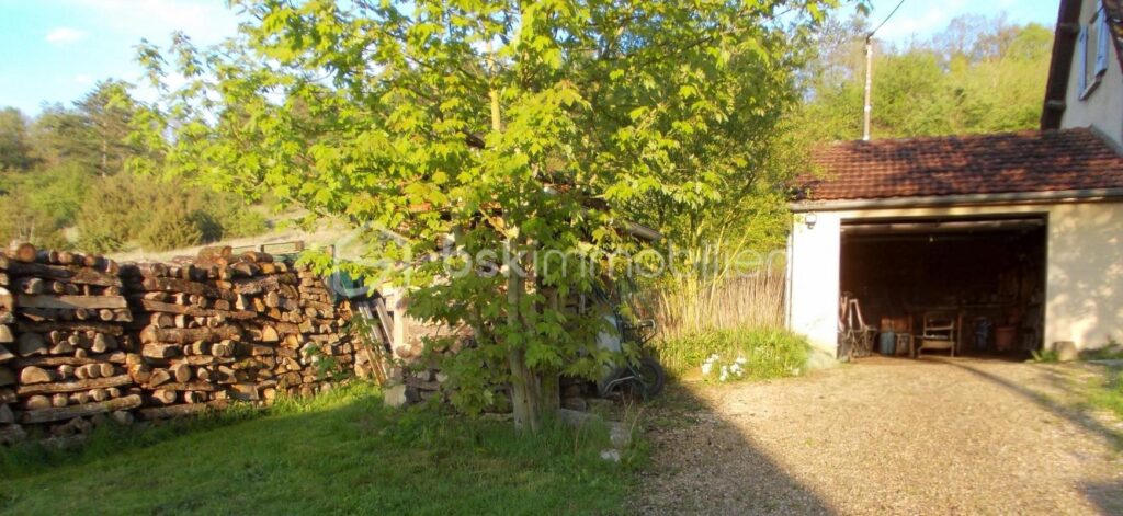 AU CALME ENTOURÉ DE VERDURE PROCHE DE NOYERS BOURGOGNE 89 – 4 pièces – 3 chambres – 77 m²