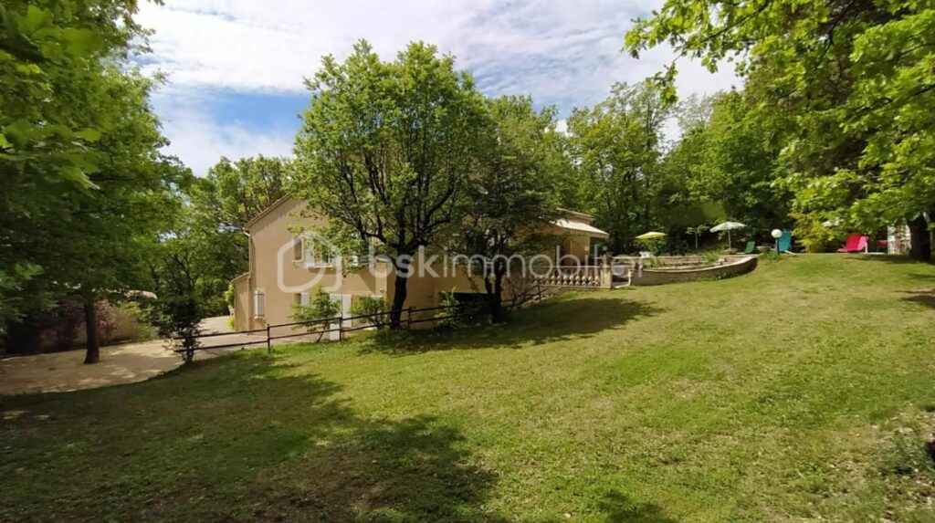 Maison 230 m² 3 appartements , 1 T4, 1 T2, 1 studio sur 3500 m² de terrain – 8 pièces – 5 chambres – 250 m²