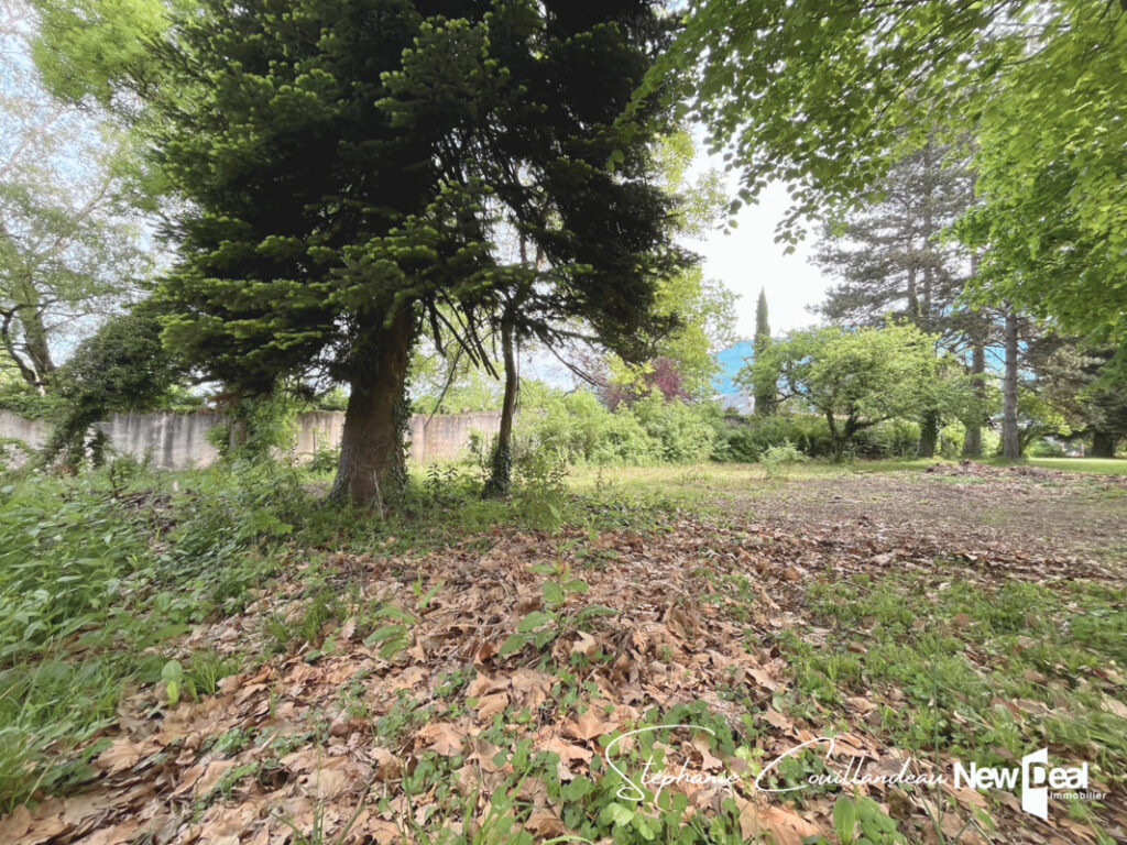Terrain entièrement plat et viabilisé avec vue sur la Dent du Chart dans petit lotissement à Chambéry – NR pièces – NR chambres – 729 m²