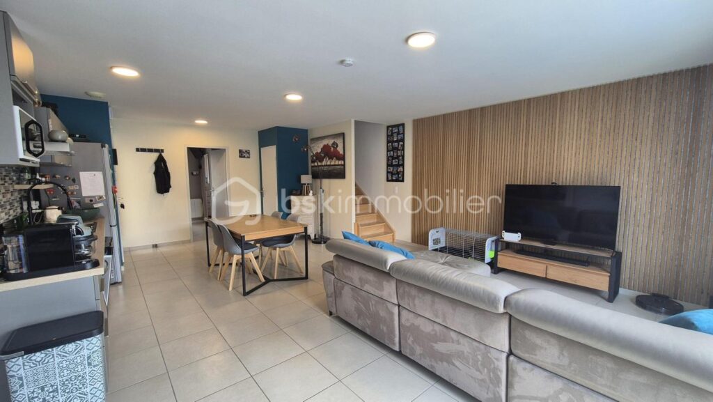 A VENDRE VILLA DEUX FACES TRAVERSANTE DE 94M² SUR TERRAIN DE 214M² A LATOUR BAS ELNE – TROIS CHAMBRES – DEUX PIECES D EAU – DEUX TOILETTES – GARAGE TRAVERSANT – 5 pièces – 3 chambres – 87 m²