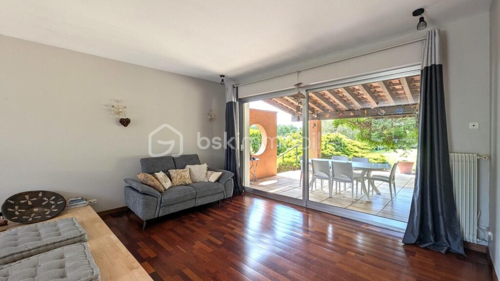 Maison familiale sans vis-à-vis avec piscine sur 2 000 m² de terrain – 6 pièces – 5 chambres – 160 m²