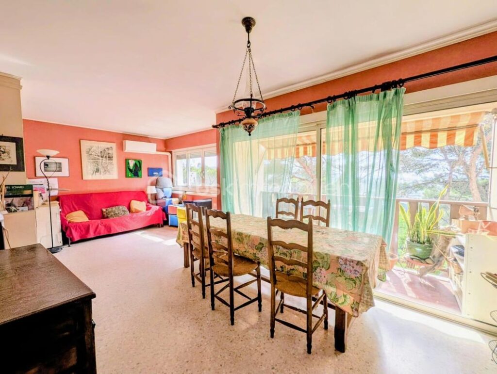 T4 Traversant 74m² à Rénover – 6e Étage – Vue Pins & aperçu Mer – Parking & Cave – 4 pièces – 3 chambres – 69 m²