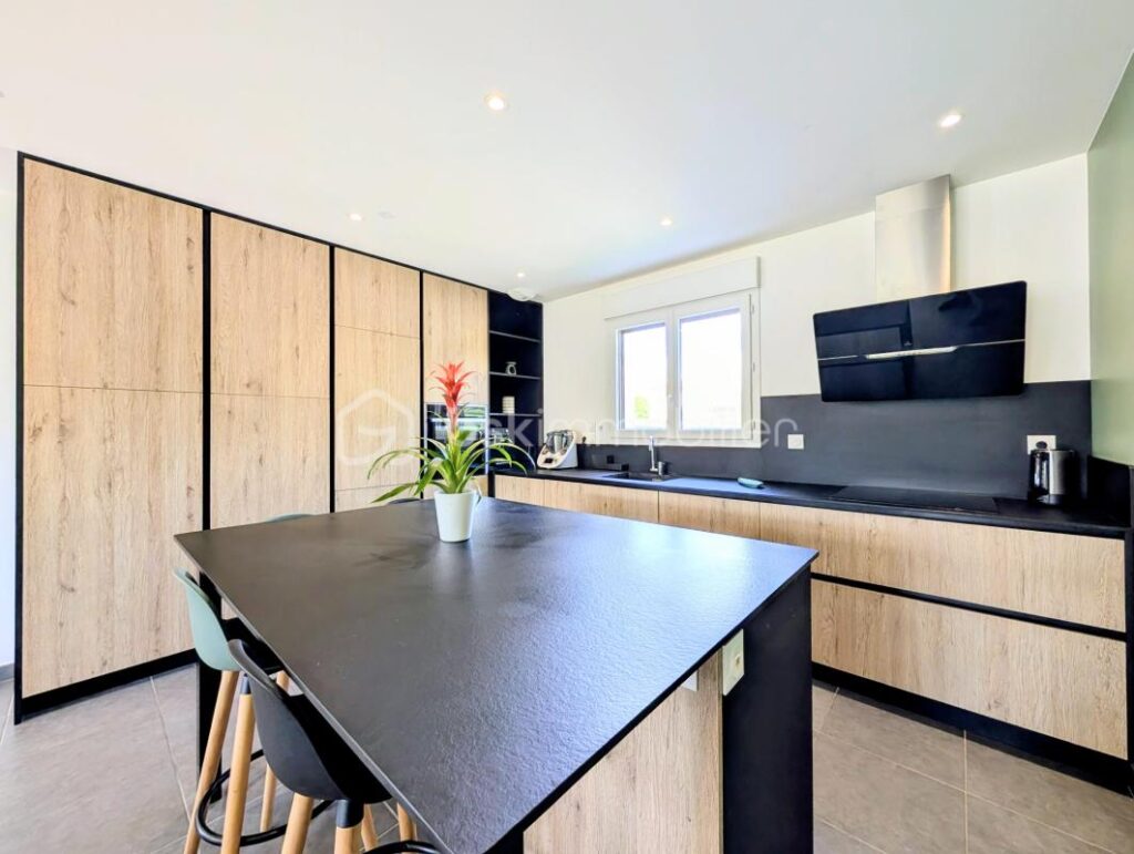 HAUTEVILLE-SUR-FIER — MAISON RECENTE — 4 CHAMBRES — CALME — VUE DEGAGEE — TERRASSE — JARDIN – 5 pièces – 4 chambres – 101 m²