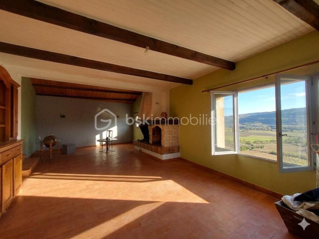 🏡 **Maison de village pleine de charme au cœur de Sault – 156 m² env. avec fort potentiel !** 🏡 – 6 pièces – 5 chambres – 156 m²