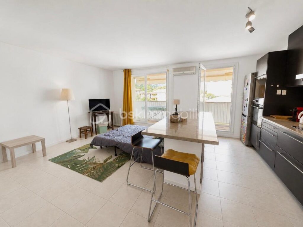 MOUANS-SARTOUX – APPARTEMENT 3 PCES – 62M² – PARKING – CALME – 5 MIN DU CENTRE A PIED – 3 pièces – 2 chambres – 62 m²