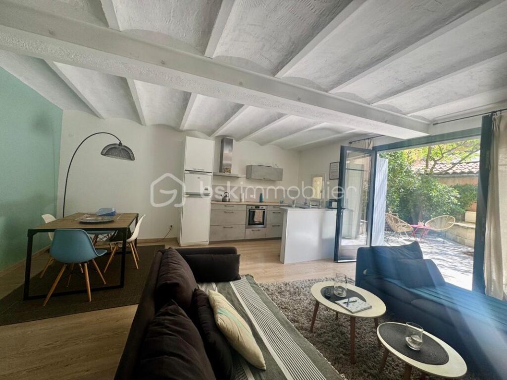 EGUILLES : Maison de ville 5 pièces avec cour – 5 pièces – 4 chambres – 100 m²