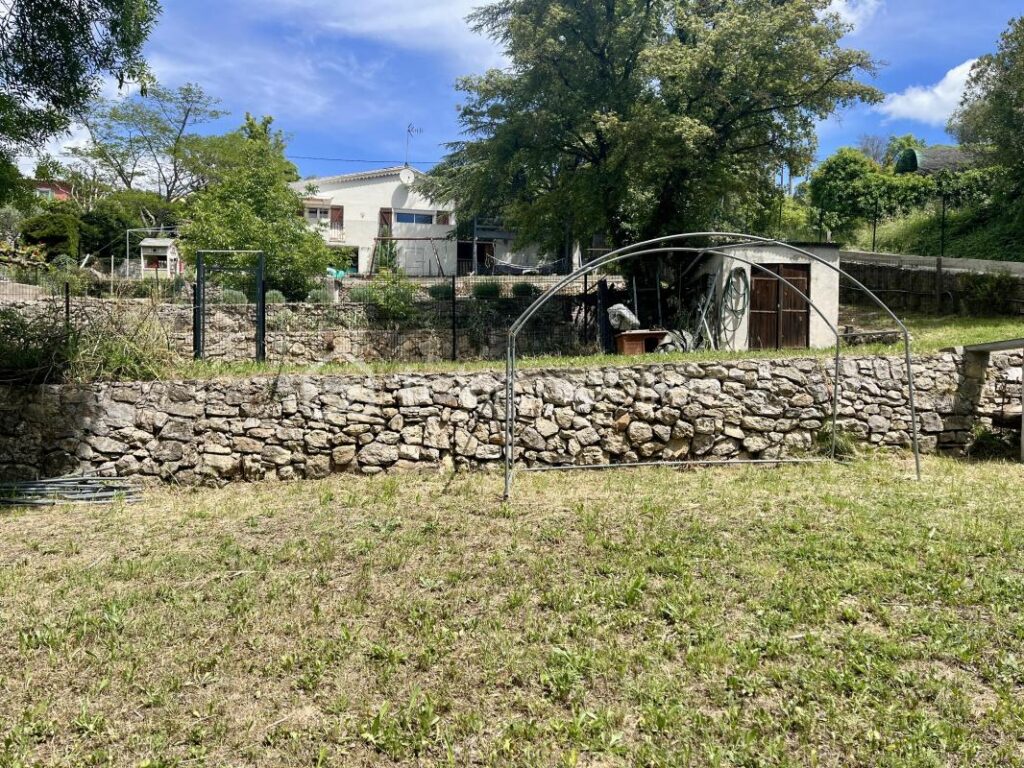 Villa T3 de 63 m2 pleine de potentiel – Saint-Paul-en-Forêt – Terrain de 2000 m2 – 3 pièces – 2 chambres – 63 m²