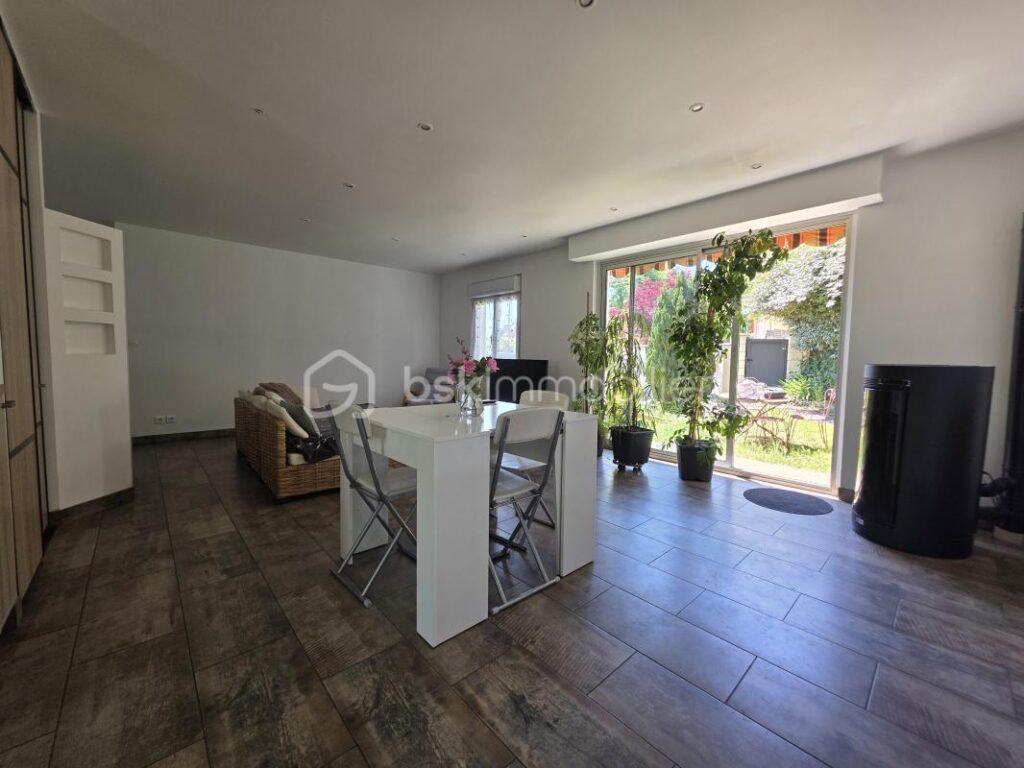 Pavillon de plain pied avec sous sol – 4 pièces – 2 chambres – 90 m²