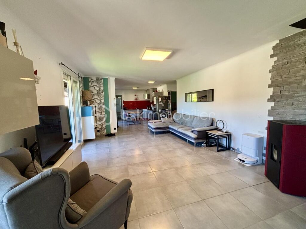 Maison familiale avec piscine et dépendance sur 1000m2 de terrain – 6 pièces – 4 chambres – 160 m²