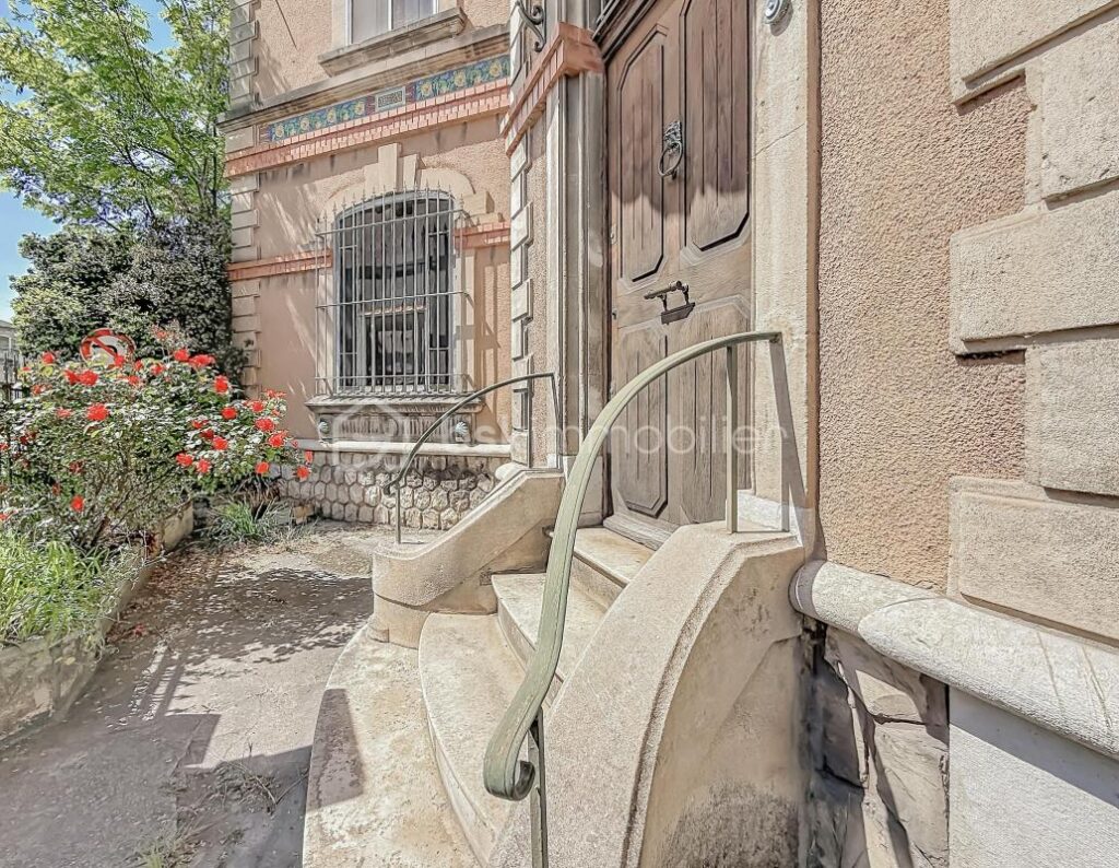*** MAISON DE CARACTÈRE DE 230M2 AVEC CAVE ET PARKING – ARLES *** – 9 pièces – 6 chambres – 230 m²