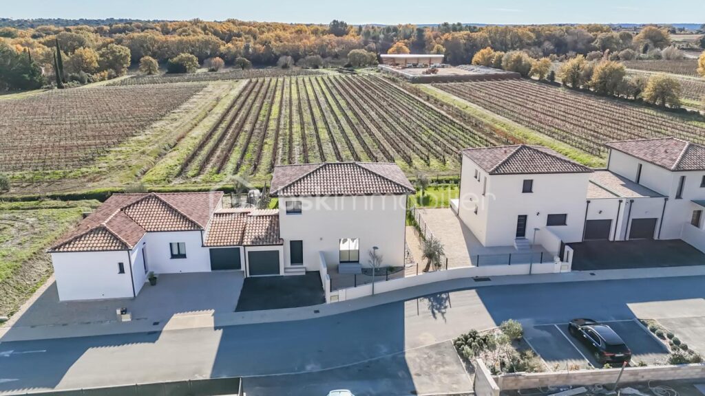 *** VILLA CONTEMPORAINE DE 130M2 AVEC GARAGE ET PISCINE – ARPAILLARGUES ET AUREILLAC *** – 5 pièces – 4 chambres – 120 m²
