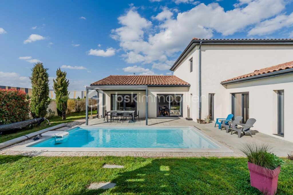 MAISON MODERNE QUASI AUTONOME AVEC PIECE DE VIE 80m2 – 5 pièces – 3 chambres – 163 m²