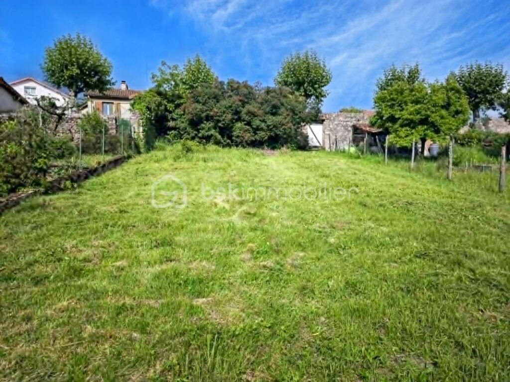 IMMEUBLE DE RAPPORT – 2 APPARTEMENTS – GARAGE – TERRAIN – NOIRÉTABLE – 6 pièces – NR chambres – 136 m²