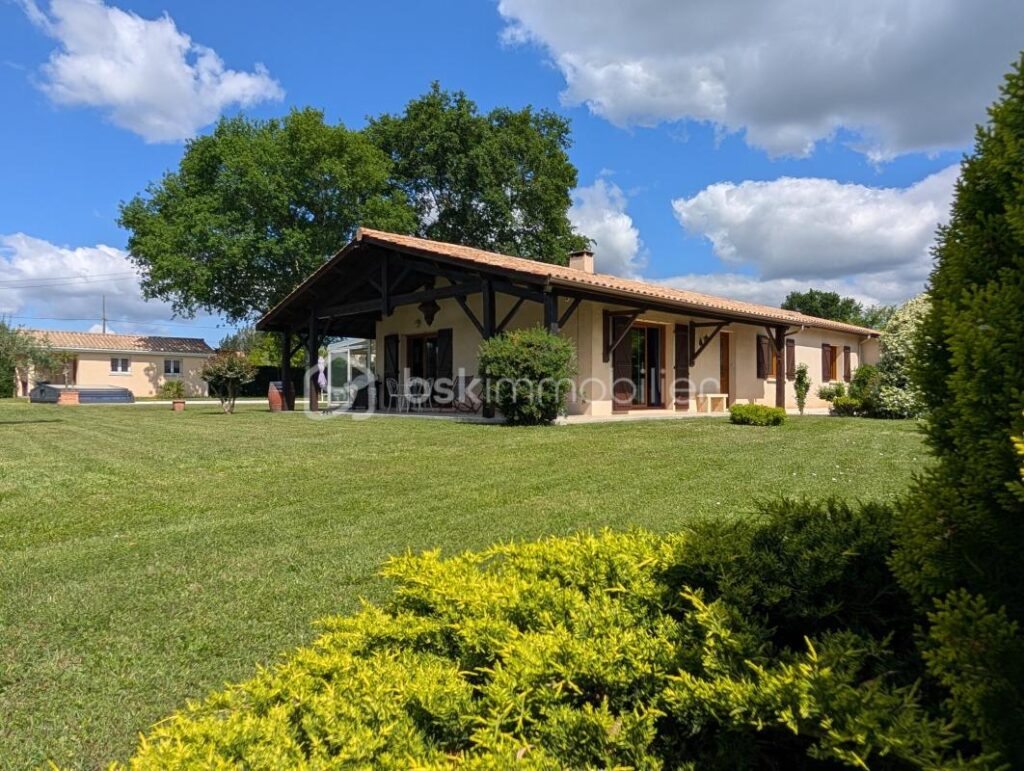 Maison traditionnelle de 151m2 avec parc arboré de 3653m2 au calme, 5 chambres, Pugnac – 7 pièces – 5 chambres – 151 m²