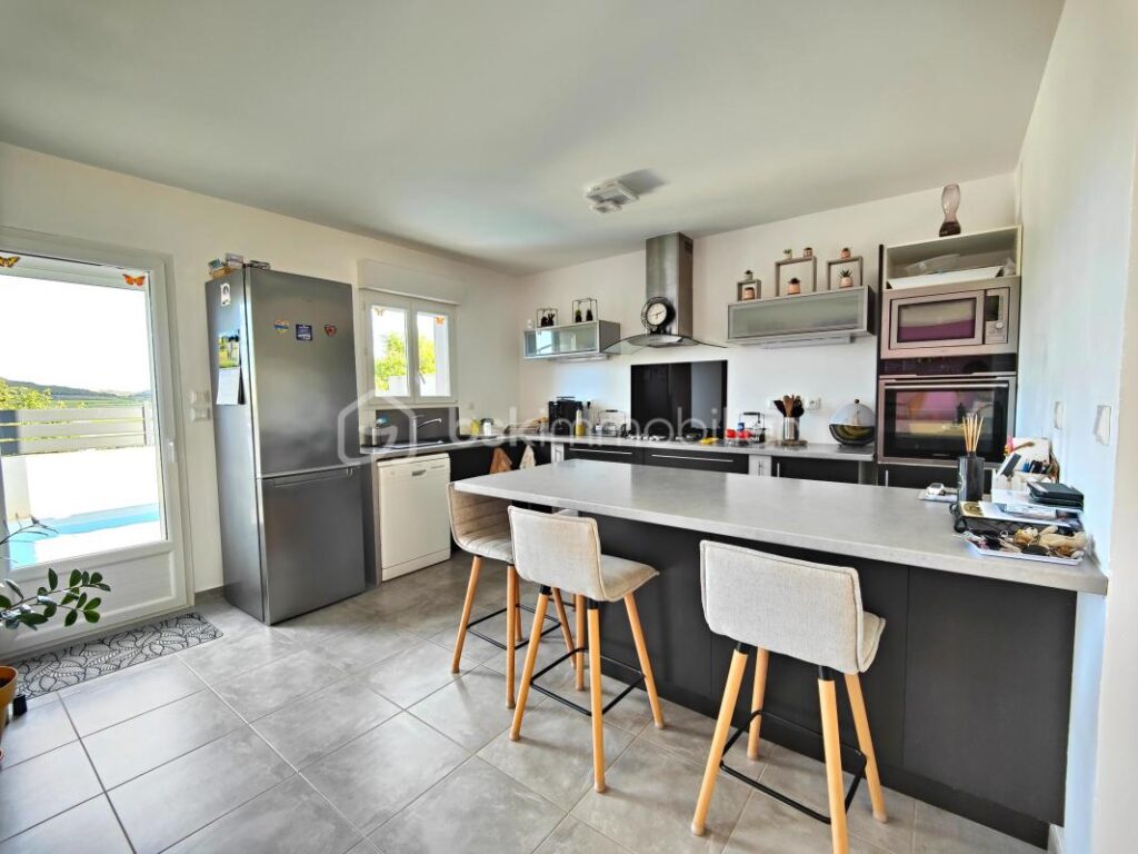 MONTREDON DES CORBIÈRES – VILLA R+1 – 120m² habitable – 3 CHAMBRES – DRESSING – CLIMATISATION RÉVERSIBLE – GARAGE – PISCINE EN DUR – VUE EXCEPTIONNELLE – 4 pièces – 3 chambres – 120 m²