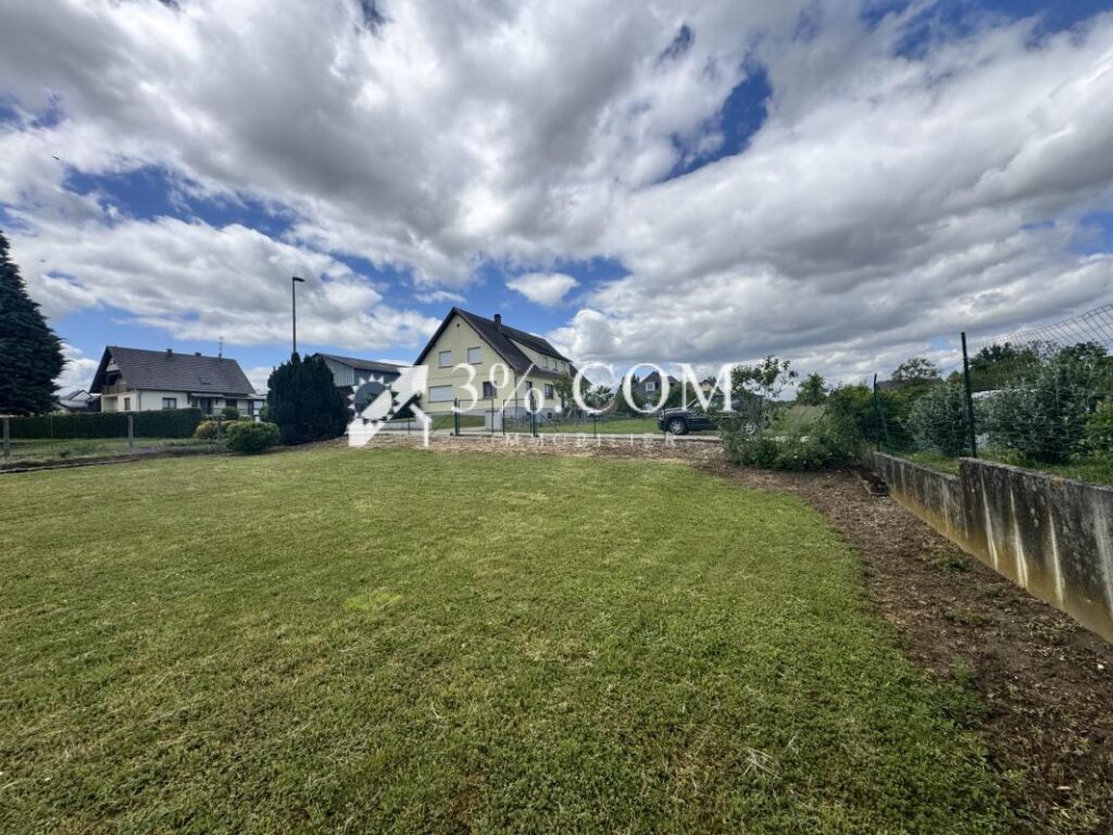 3%COM Très beau terrain constructible 9 ares – NR pièces – NR chambres – 912 m²
