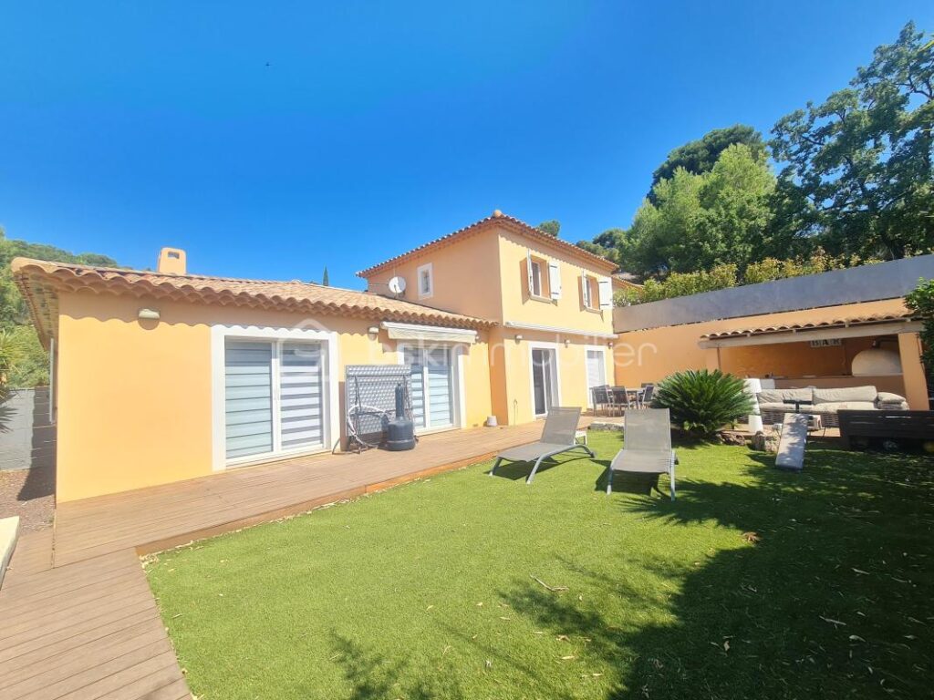 CARQUEIRANNE: VILLA T6 DE 130 M2 AVEC PISCINE VUE MER – 6 pièces – 4 chambres – 130 m²