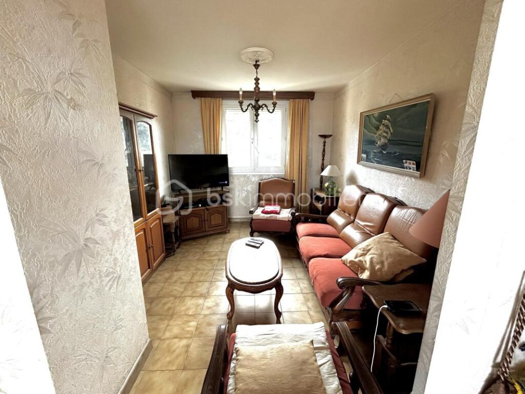 Appartement 74 m² à rénover – Vue étang – 8ᵉ étage avec ascenseur – Sète – 4 pièces – 3 chambres – 74 m²