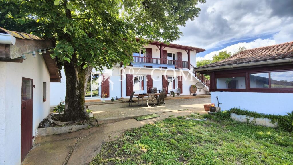 Maison de caractère 7 chambres avec vue dégagée, piscine et – 9 pièces – 7 chambres – 214 m²