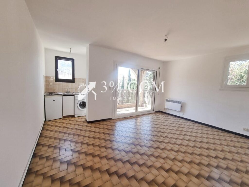 JOLI APPARTEMENT 2 PIECES A RAFRAICHIR DANS PETITE COPRO AU – 2 pièces – NR chambres – 43 m²
