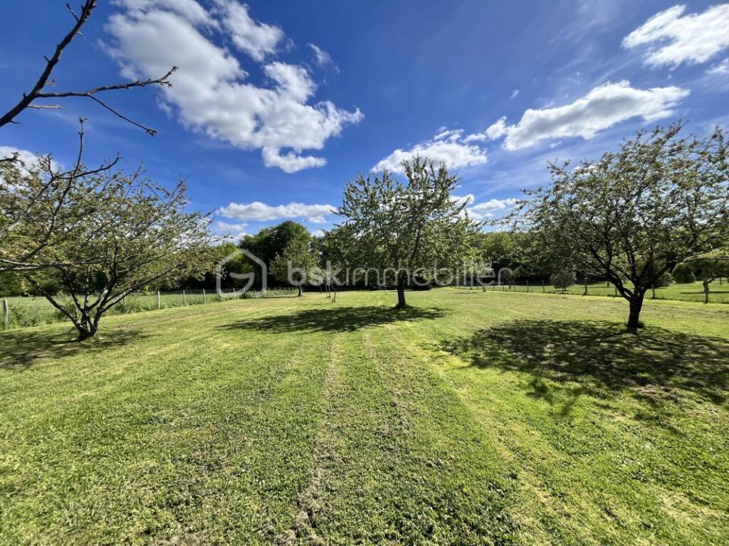 Magnifique maison familiale contemporaine en lisière de la Forêt des Bertranges avec double carport et garage – 7 pièces – 5 chambres – 180 m²