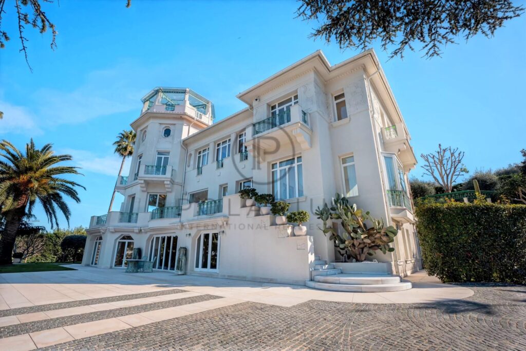 Domaine d’exception à vendre au Cap d’Antibes – Château du Cap – 15 pièces – 11 chambres – 1000 m²