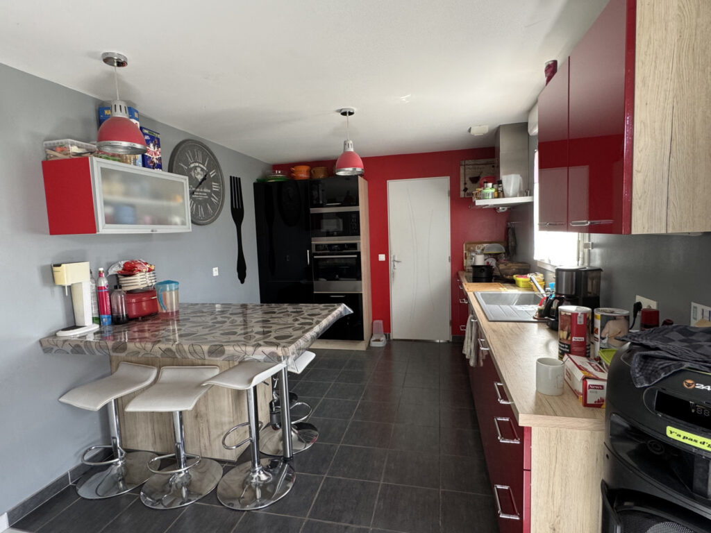 Proposée par Cazin Immobilier Située entre Vimoutiers et Gac – 6 pièces – 5 chambres – 109 m²