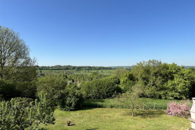 Entourée de prairies, nichée sur un vallon, cette propriété  – 5 pièces – 3 chambres – 110 m²