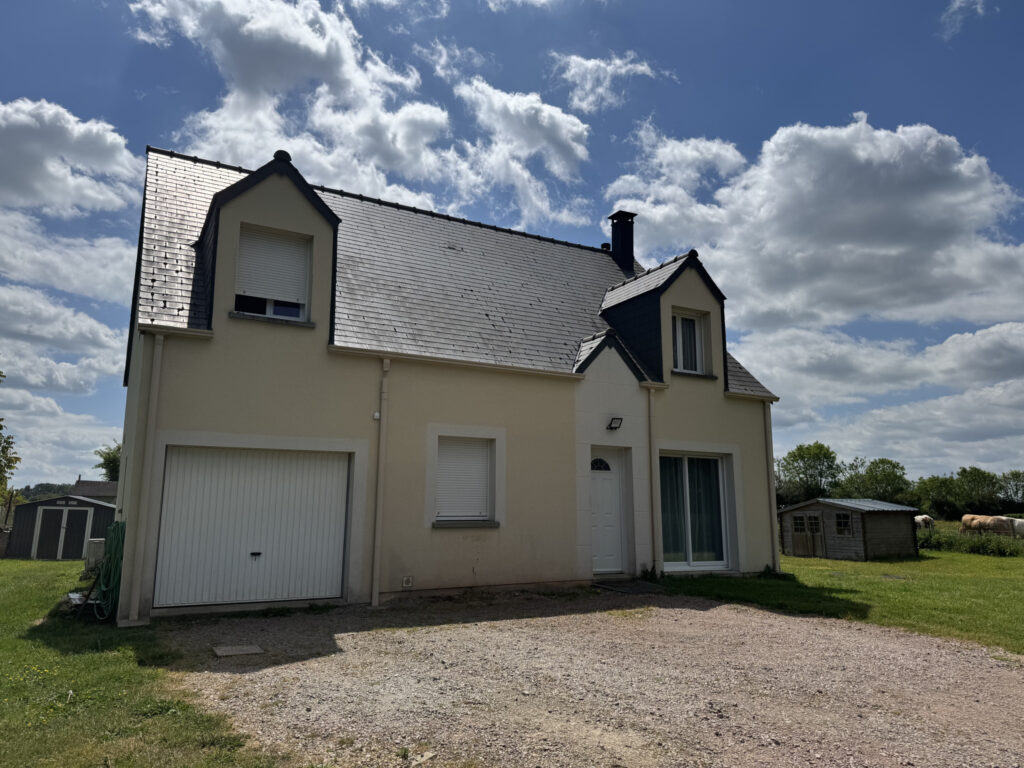 Proposée par Cazin Immobilier Située entre Vimoutiers et Gac – 6 pièces – 5 chambres – 109 m²