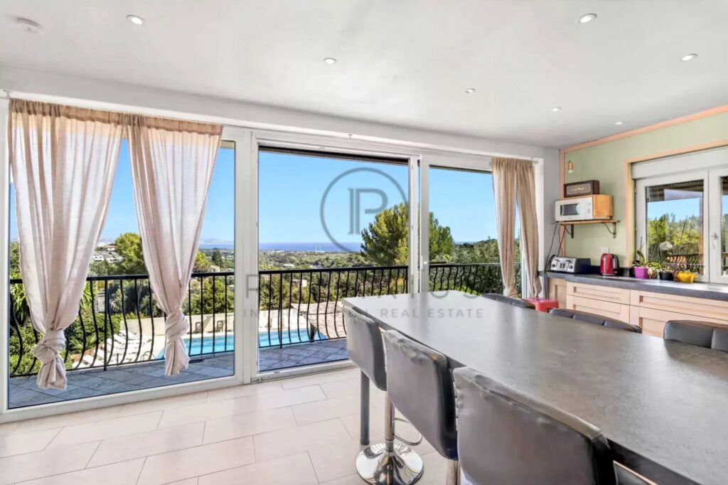 Villa de luxe avec vue sur la mer à vendre à Antibes – 6 chambres, piscine et appartement d&rsquo;invités – 9 pièces – 6 chambres – 350 m²
