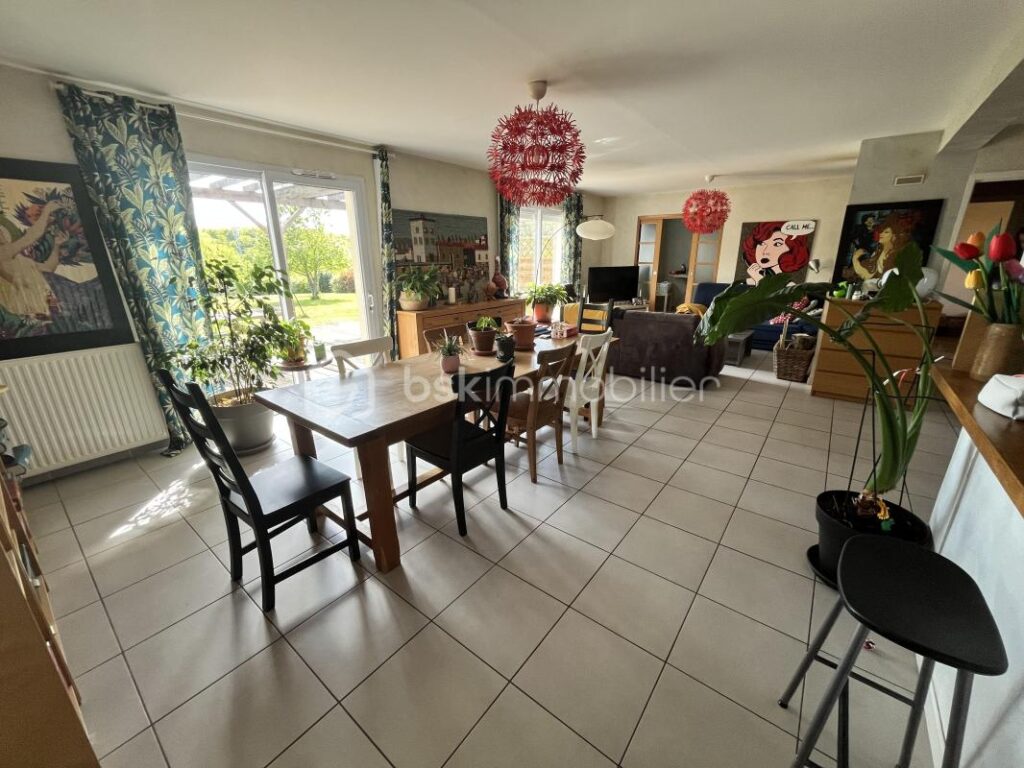 Magnifique maison familiale contemporaine en lisière de la Forêt des Bertranges avec double carport et garage – 7 pièces – 5 chambres – 180 m²