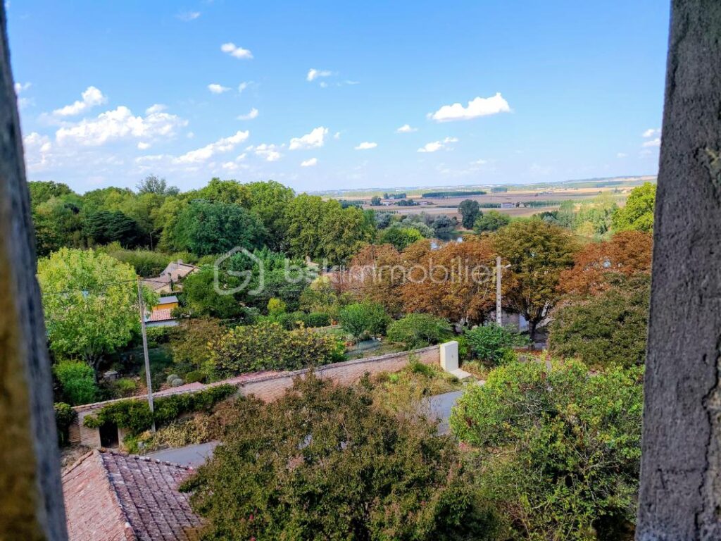 Volumes et potentiel – Maison de 240 m² avec vue dégagée sur la Garonne – 7 pièces – 4 chambres – 207 m²
