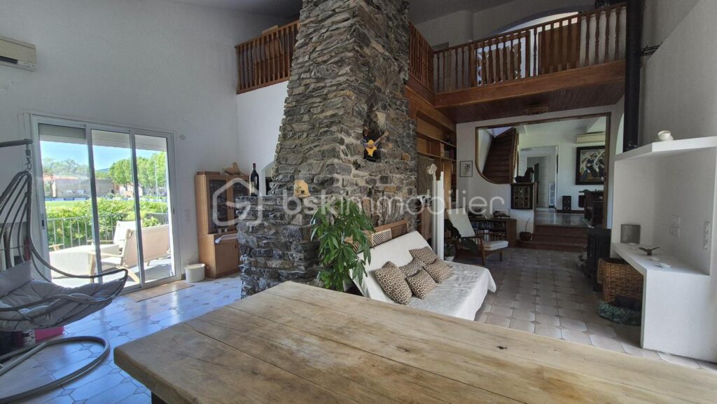 A VENDRE MAISON DE CARACTERE DE 278M² SUR TERRAIN DE 1562M² DONT UNE PARTIE CONSTRUCTIBLE A CERET – CENTRE VILLE – PROCHE DE TOUS LES COMMERCES ET DES ECOLES A PIED – AUCU VIS A VIS – PROCHE DU STADE – 11 pièces – 6 chambres – 278 m²