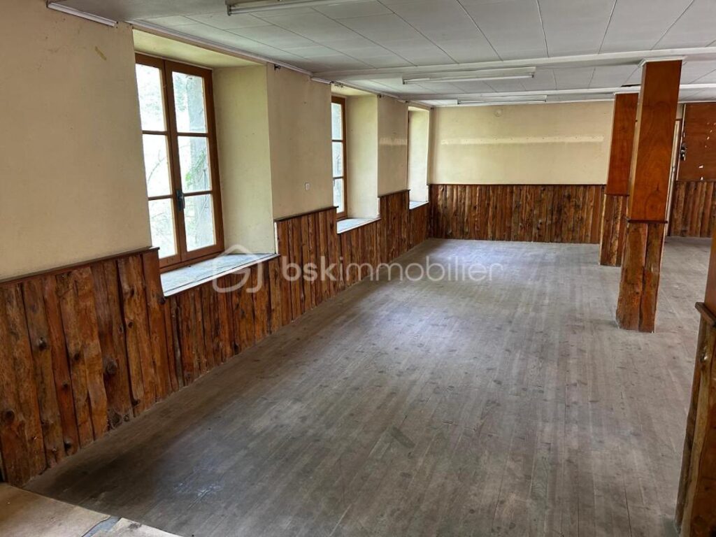PONT-DE-BEAUVOISIN – PLATEAU 90 m² + CAVE 55 m² | FORT POTENTIEL – 1 pièce – NR chambres – 90 m²