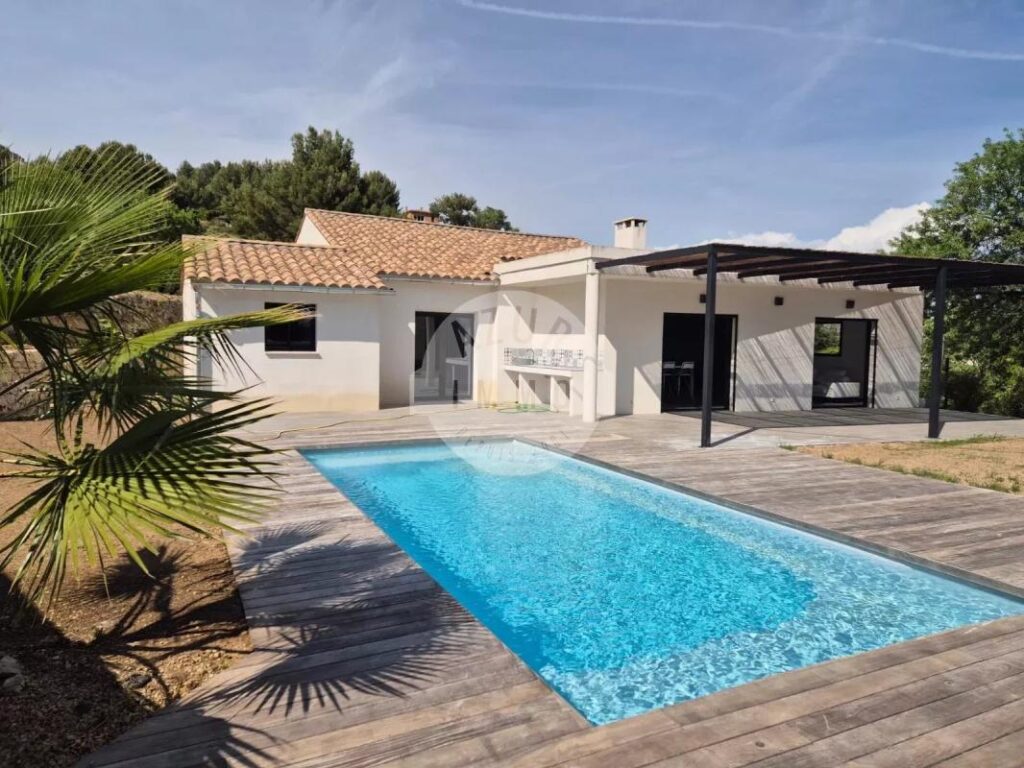 LOCATION – Villa Lascours 135m² sur 2200m² de terrain avec piscine et garage – 4 pièces – 3 chambres – 135 m²