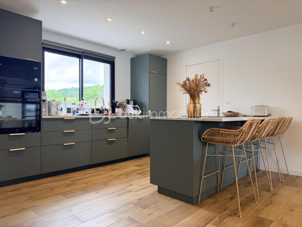 NOUVEAUTE COUP DE COEUR! Une opportunité rarissime : Votre refuge &lsquo;pieds dans l&rsquo;eau&rsquo; – 5 pièces – 2 chambres – 102 m²