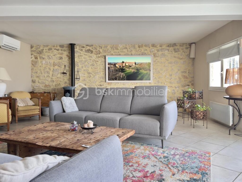 Mas de caractère de 250m2 – 6ch – sur 10000m2 au calme absolu – Cadre provençal d’exception à proximité du Golf de Pont Royal – 7 pièces – 6 chambres – 226 m²