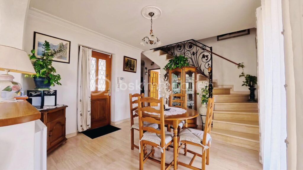 Lauris – Propriété de caractère avec vue panoramique au pied du Luberon – 8 pièces – 5 chambres – 150 m²