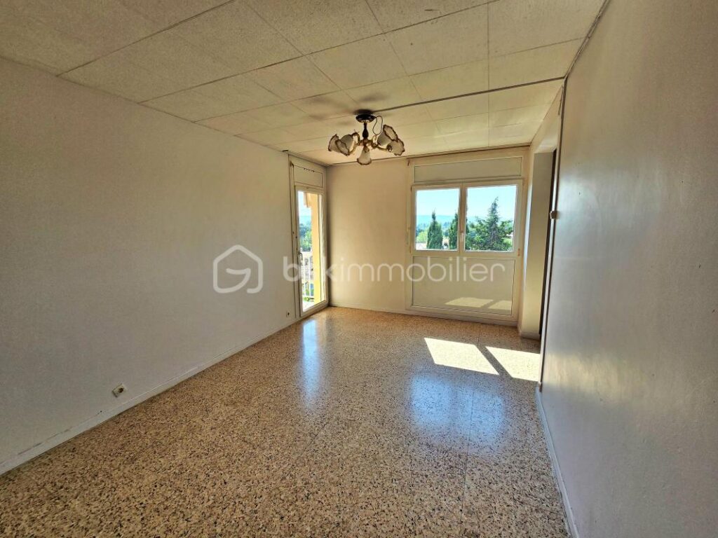 🔥 DERNIER ÉTAGE – 69 m² – 3 CHAMBRES – 2 BALCONS – VUE ÉTANG – 121 000 € 🔥 – 4 pièces – 3 chambres – 69 m²