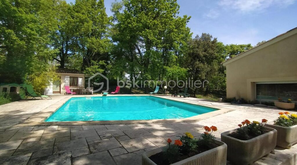 Maison 230 m² 3 appartements , 1 T4, 1 T2, 1 studio sur 3500 m² de terrain – 8 pièces – 5 chambres – 250 m²