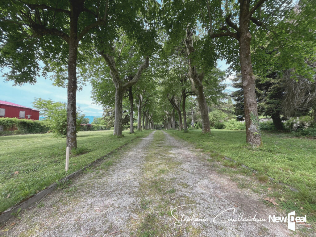 Terrain entièrement plat et viabilisé avec vue sur la Dent du Chart dans petit lotissement à Chambéry – NR pièces – NR chambres – 729 m²