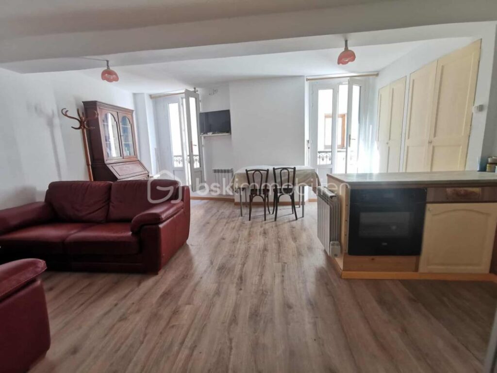 THOARD – Maison de village avec vue imprenable et fort potentiel locatif – 8 pièces – 5 chambres – 150 m²