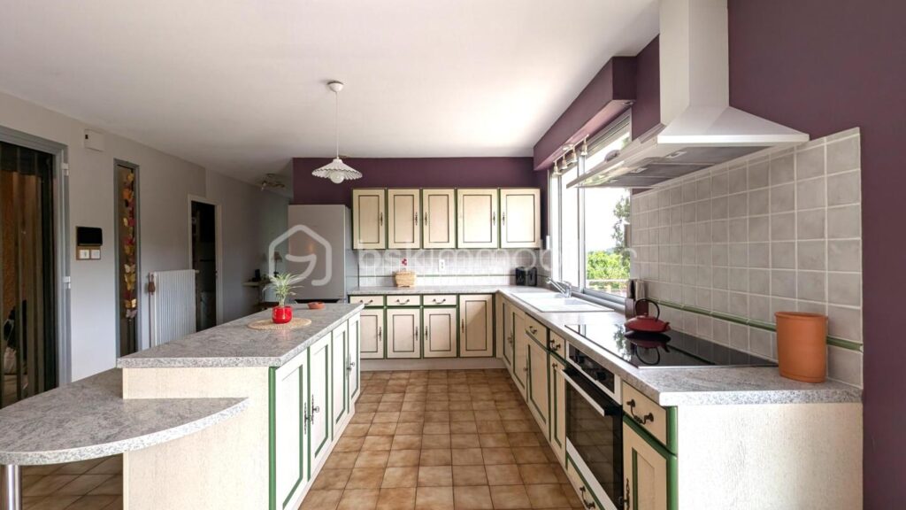 Maison familiale sans vis-à-vis avec piscine sur 2 000 m² de terrain – 6 pièces – 5 chambres – 160 m²