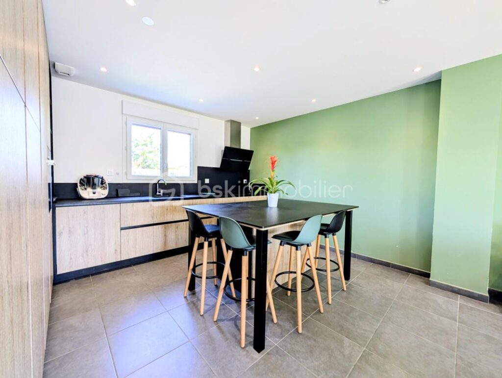 HAUTEVILLE-SUR-FIER — MAISON RECENTE — 4 CHAMBRES — CALME — VUE DEGAGEE — TERRASSE — JARDIN – 5 pièces – 4 chambres – 101 m²