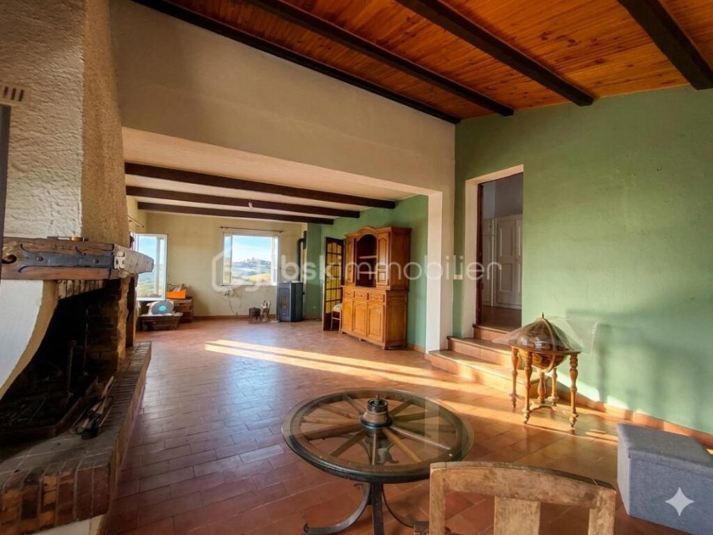 🏡 **Maison de village pleine de charme au cœur de Sault – 156 m² env. avec fort potentiel !** 🏡 – 6 pièces – 5 chambres – 156 m²