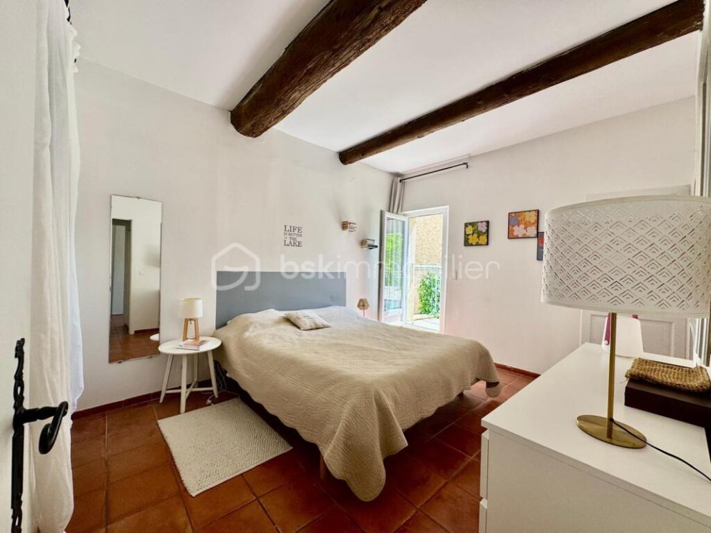 EGUILLES : Maison de ville 5 pièces avec cour – 5 pièces – 4 chambres – 100 m²