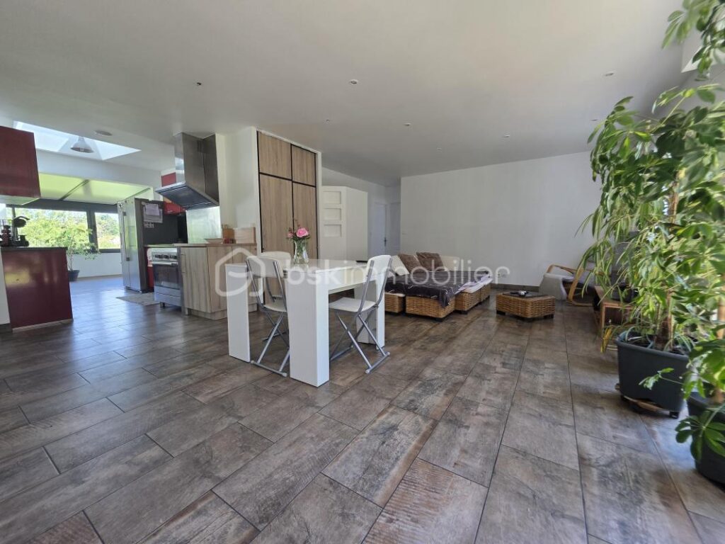 Pavillon de plain pied avec sous sol – 4 pièces – 2 chambres – 90 m²