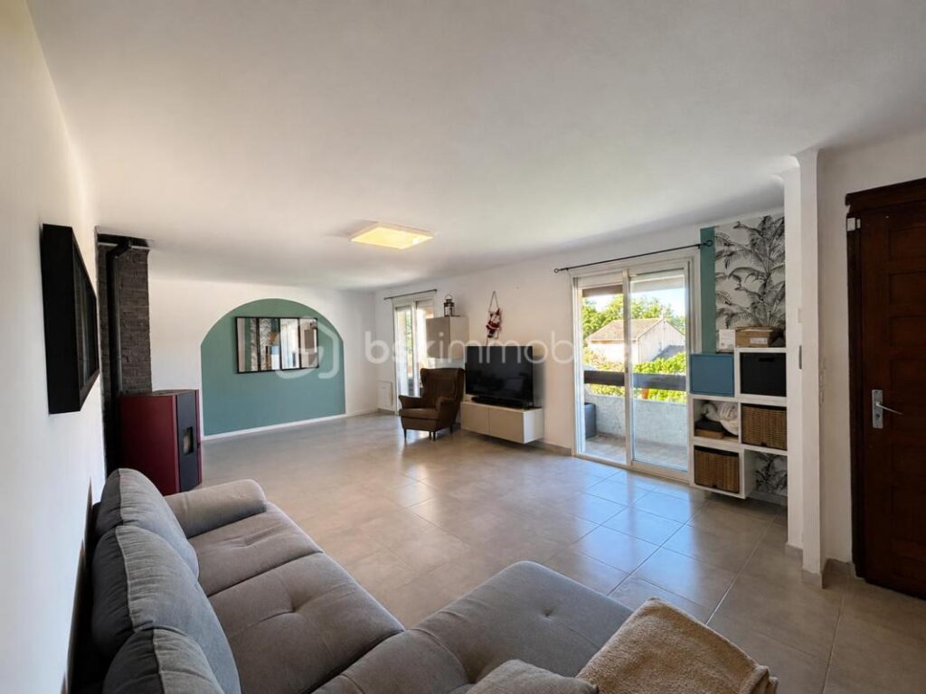 Maison familiale avec piscine et dépendance sur 1000m2 de terrain – 6 pièces – 4 chambres – 160 m²